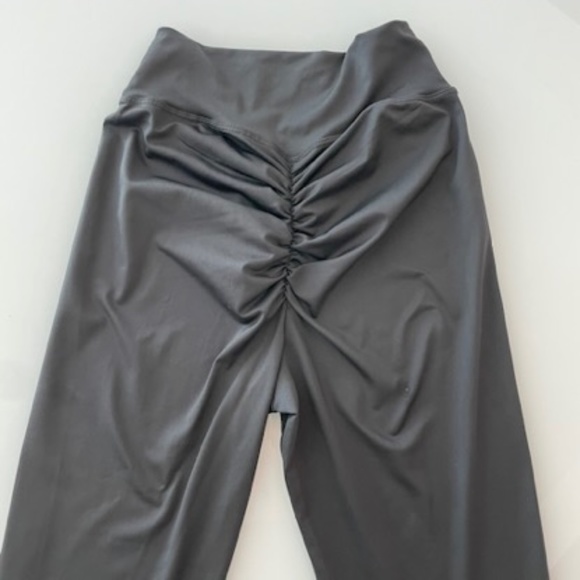 By Egreis Black Egi Scrunch Butt Leggings - Picture 5 of 7